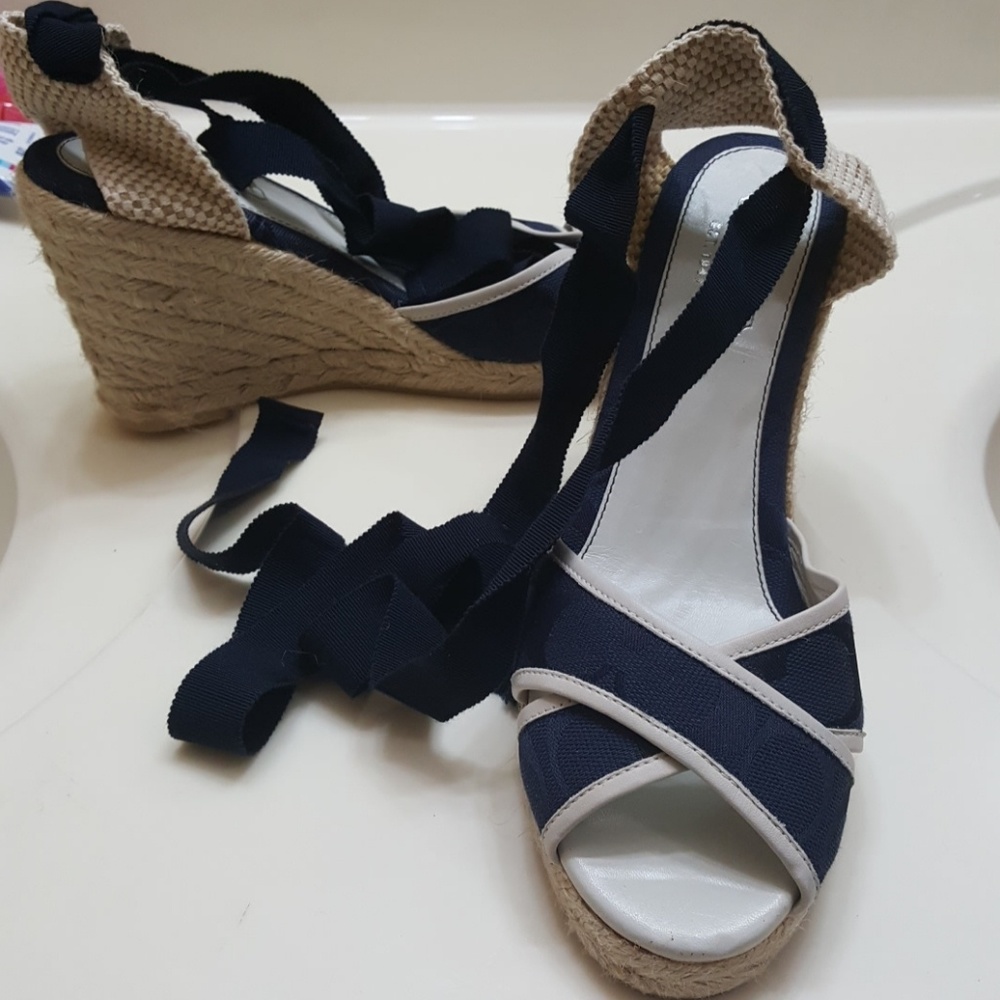 Coach open for wedge